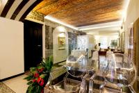 Un comedor con sillas transparentes y una mesa. en Camere La Meridiana, en Domodossola