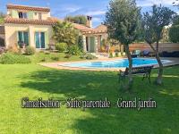 una casa con piscina y un banco en el patio en Villa d&#39;architecte avec piscine et grand jardin, en Marsella