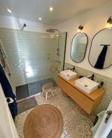 baño con 2 lavabos y ducha con 2 espejos en Villa d&#39;architecte avec piscine et grand jardin, en Marsella
