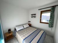 Łóżko lub łóżka w pokoju w obiekcie Appartement avec Piscine, Parking Privé, Lave-Vaisselle – À 150m de la Plage - FR-1-702-36