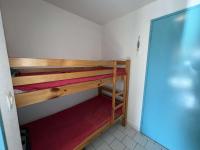 Łóżko lub łóżka w pokoju w obiekcie Appartement avec Piscine, Parking Privé, Lave-Vaisselle – À 150m de la Plage - FR-1-702-36