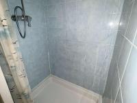 Łazienka w obiekcie Appartement avec Piscine, Parking Privé, Lave-Vaisselle – À 150m de la Plage - FR-1-702-36