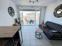 Część wypoczynkowa w obiekcie Appartement 2 pièces avec accès direct plage, piscine et terrasse - Marseillan - FR-1-326-778