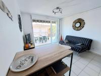 Część wypoczynkowa w obiekcie Appartement 2 pièces avec accès direct plage, piscine et terrasse - Marseillan - FR-1-326-778