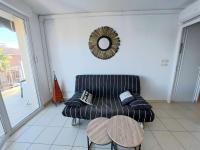 Część wypoczynkowa w obiekcie Appartement 2 pièces avec accès direct plage, piscine et terrasse - Marseillan - FR-1-326-778