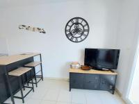 Telewizja i/lub zestaw kina domowego w obiekcie Appartement 2 pièces avec accès direct plage, piscine et terrasse - Marseillan - FR-1-326-778