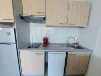 Kuchnia lub aneks kuchenny w obiekcie Appartement 2 pièces avec accès direct plage, piscine et terrasse - Marseillan - FR-1-326-778