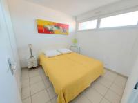 Łóżko lub łóżka w pokoju w obiekcie Appartement 2 pièces avec accès direct plage, piscine et terrasse - Marseillan - FR-1-326-778