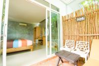 a bedroom with a bed and a window at Haadson Resort & Koh Raham in Haad Son