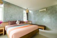 a bedroom with a large bed and a bath tub at Haadson Resort & Koh Raham in Haad Son
