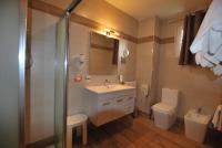 A bathroom at Hotel Lenotel