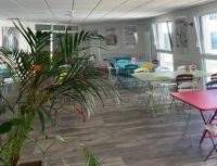 Ethic étapes Val de Loire في بلوا: فصل دراسي مع طاولات وكراسي ونباتات في أصيص