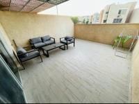 eine Terrasse mit Sofas und Tischen auf einem Gebäude in der Unterkunft Eilat Charming Studio-Balcony in Eilat