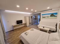 ein großes Wohnzimmer mit einem Bett und einer Couch in der Unterkunft Eilat Charming Studio-Balcony in Eilat