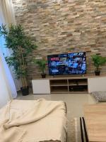 Televízia a/alebo spoločenská miestnosť v ubytovaní Apartment in the Heart of The Champs Elysées with Balcony