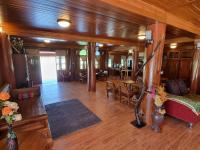 Ban Mae ChoにあるMonMin Farmstayのソファとテーブルのあるリビングルーム