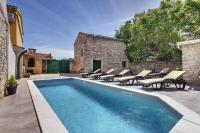 Bazén v ubytování Typisch istrisches Ferienhaus mit privatem Pool, Tischfußball, Darts, Gym nebo v jeho okolí