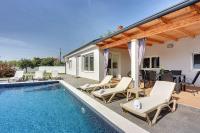 Bazén v ubytovaní Villa mit privatem Pool, Klima, WLAN, BBQ in der Nähe vom Meer alebo v jeho blízkosti