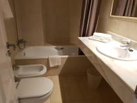 Koupelna v ubytování Apartamento Pelicanos Golf & Beach - spacious and modern with terrace and private pool