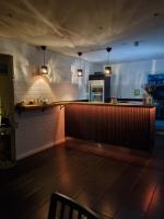 Un bar en un restaurante con luces en la pared. en Gamla Järnhandeln - Norrskedika Hotell, en Östhammar