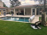 Basen w obiekcie Au milieu des Piboules de Provence. lub w pobliżu