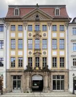 un gran edificio amarillo con entrada en Hotel Sonne, en Zittau