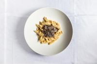 コペルにあるŠtok - Rooms, Wine & Restaurant - Marezige, Koperの白いテーブルの上のパスタの皿