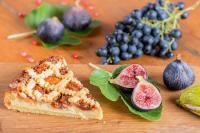 コペルにあるŠtok - Rooms, Wine & Restaurant - Marezige, Koperのケーキとフルーツが乗ったまな板