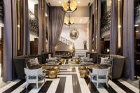 Un vestíbulo de un hotel con sillas y mesas. en The Empire Hotel New York, en Nueva York
