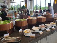 金兰Lumina Villas Cam Ranh, Bai Dai beach luxury resort villas的自助餐,在柜台上供应碗食物