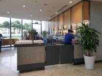 金兰Lumina Villas Cam Ranh, Bai Dai beach luxury resort villas的在餐厅厨房准备食物的人