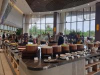 金兰Lumina Villas Cam Ranh, Bai Dai beach luxury resort villas的餐厅里摆放着食物的自助餐台