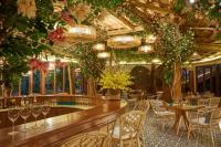 LA COCOTTE VILLA & FARM KHAO YAI في Nong Sarai: مطعم به طاولات وكراسي وزهور