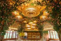 LA COCOTTE VILLA & FARM KHAO YAI في Nong Sarai: مبنى مزين بالعديد من الأضواء والزهور