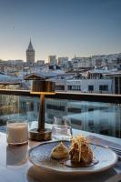 une assiette de nourriture sur une table avec vue sur une ville dans l'établissement Root Karaköy, à Istanbul