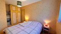 Łóżko lub łóżka w pokoju w obiekcie Gîte Le Pingu - spacieux, calme, plein sud - cabine sauna - 8 personnes