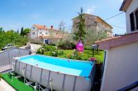Bazén v ubytovaní Apartment Elena, village Peresiji alebo v jeho blízkosti