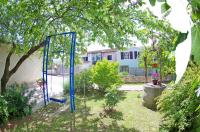 Vonkajšia záhrada v ubytovaní Apartment Elena, village Peresiji