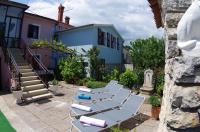 Vonkajšia záhrada v ubytovaní Apartment Elena, village Peresiji