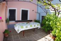 Vonkajšia záhrada v ubytovaní Apartment Elena, village Peresiji