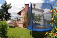 Vonkajšia záhrada v ubytovaní Apartment Elena, village Peresiji