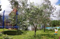 Vonkajšia záhrada v ubytovaní Apartment Elena, village Peresiji