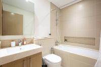 Koupelna v ubytování Stylish 1 Bedroom in 5242 by Ofex