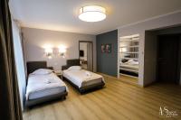 1 dormitorio con 2 camas y 1 habitación con pasillo en Pensiunea AS, en Floreşti