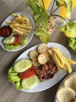 uma mesa com dois pratos de comida e batatas fritas em Hotel Nature Bromo and Resort em Pasuruan