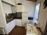Kuchyňa alebo kuchynka v ubytovaní Appartement T2 Cabine, Rez-de-Jardin, Parking, Lave-Linge, Terrasse, Accès Plage à 30m - FR-1-702-16