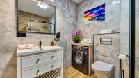 Kúpeľňa v ubytovaní Apartament D19 z Basenem, Sauną, Jacuzzi Green Park Resort - 5D Apartments