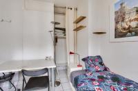 Kleines Zimmer mit einem Schreibtisch und einem Stuhl in der Unterkunft Cosy studio in the 8th arr 4 min from Rome metro in Paris