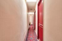einen langen Flur mit roten Wänden und einem roten Teppich in der Unterkunft Cosy studio in the 8th arr 4 min from Rome metro in Paris