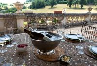 Una mesa con un cuenco de vino sobre una mesa con copas. en Château de Pramenoux, en Lamure-sur-Azergues